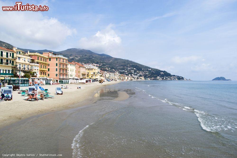 Immagine Il mare di Alassio, la spiaggia e le case della città - © Dmytro Surkov / Shutterstock.com