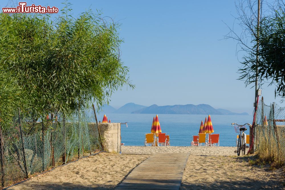 Immagine Il mare di Falcone fotografato dalla spiaggia di Bazia. Sullo sfondo le Isole Eolie
