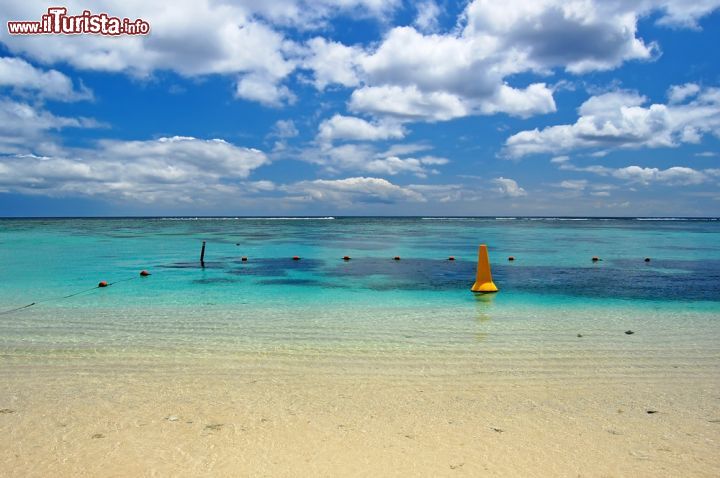 Immagine Spiaggia di Flic en Flac, sulla costa occidentale dell'isola di Mauritius - Uno degli scenari idilliaci di questa nazione insulare circondata dalle acque dell'oceano Indiano e situata a circa 550 chilometri dal Madagascar © Pawel Kazmierczak / Shutterstock.com