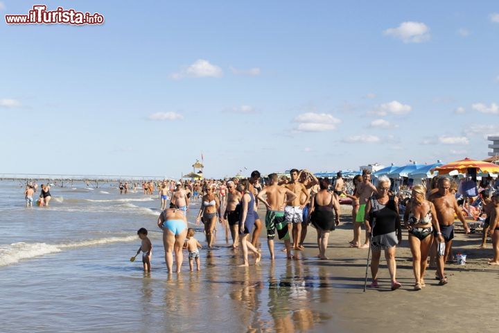 Immagine Il mare di Gatteo a ferragosto in Romagna: i bagnanti si affollano sulla spiaggia del riminese - © marcobir / Shutterstock.com