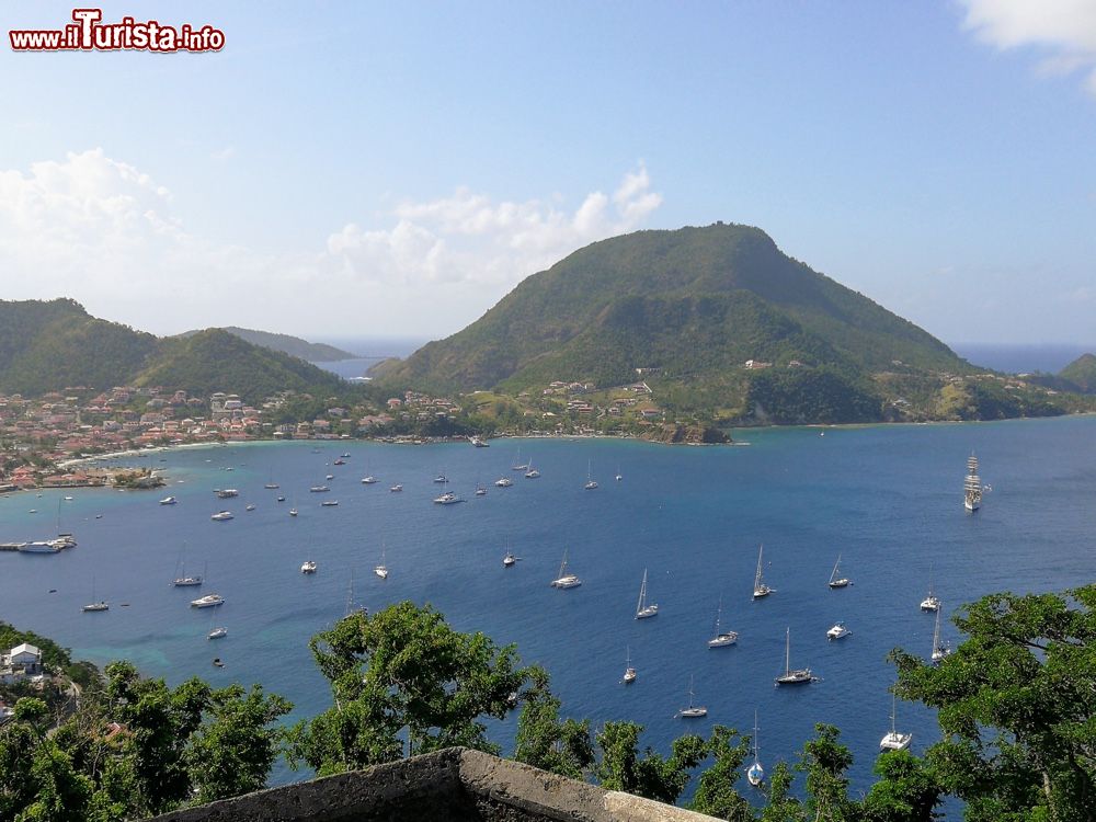 Immagine Il mare di Guadalupa: l'isola di Terre de Haut con Anse du Bourg, la baia nell'arcipelago delle isole Les Saintes