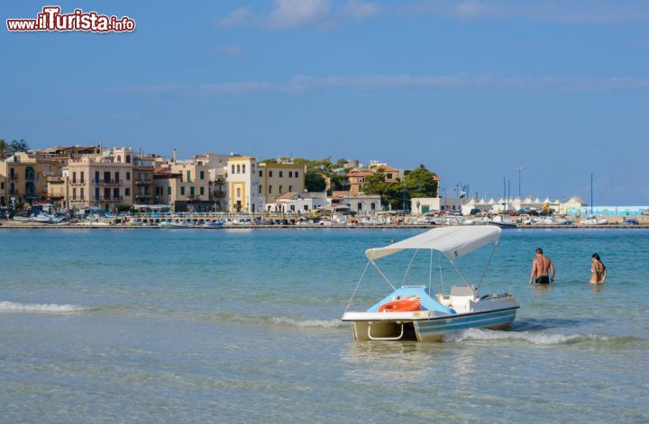 Immagine Il mare di Mondello , è la spiaggia più amata dai palermitani, con la frazione che rimane a nord ovest di Palermo, stretta tra i massicci montuosi del Monte Pellegrino e del monte  - © EugeniaSt / Shutterstock.com