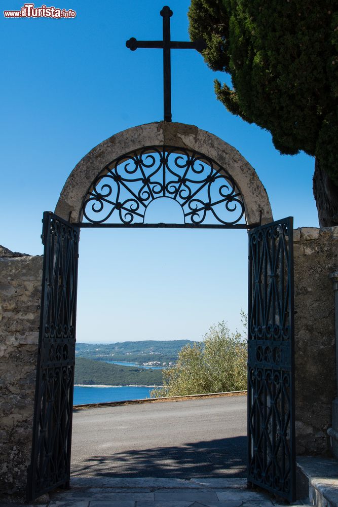 Immagine Il mare di Orebic visto dalle alture attraverso l'ingresso di un cimitero, penisola di Peljesac (Croazia).