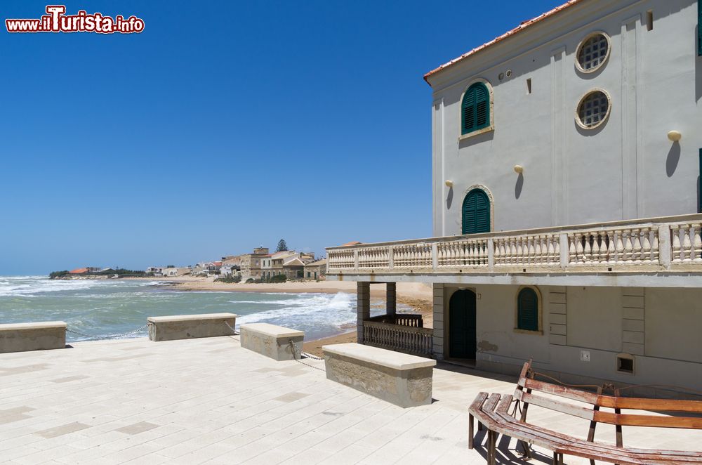 Immagine Il mare di Punta Secca e la Casa del Commissario Montalbano sulla destra