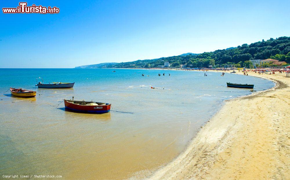 Immagine Il mare di Rodi Garganico e la spiaggia principale del borgo costiero della Puglia - © Gimas / Shutterstock.com