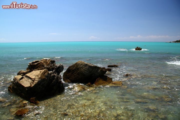 Immagine Il mare di Rosignano Marittimo in Toscana è una delle mete preferite dai vacanzieri durante i mesi estivi.