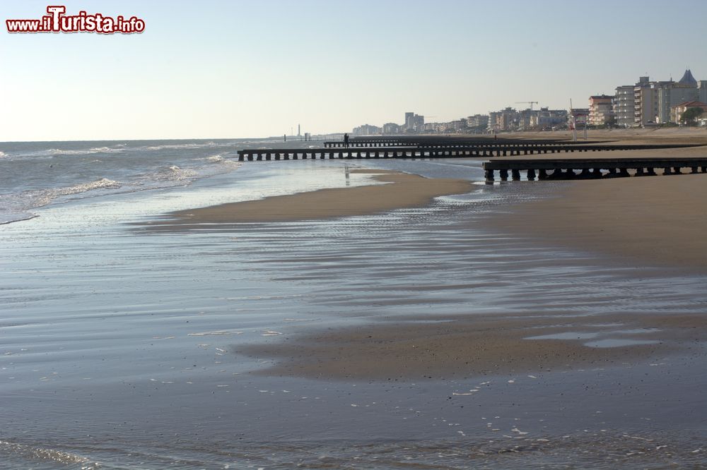 Immagine Il mare d'inverno a Jesolo, provincia di Venezia, Veneto. Anche nei mesi invernali, questa cittadina che sorge sulla sottile striscia di litorale fra la laguna di Venezia e la foce del Piave offre paesaggi suggestivi.