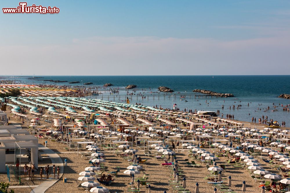 Immagine Il mare e i lidi attrezzati di Torre Pedrera sulla Riviera Romagnola