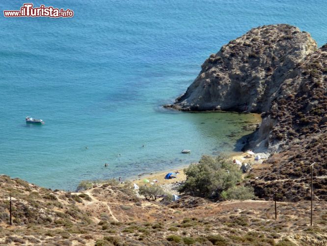 Immagine Il mare Egeo lambisce le coste dell'isola di Anafi, Grecia. Da Anafi si può raggiungere Santorini con una navigazione di circa 90 minuti - © Kostas Koutsaftikis / Shutterstock.com