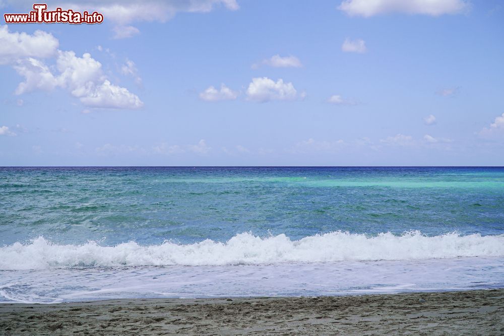 Immagine Il mare Ionio della costa di Ali Terme in provincia di Messina, Sicilia