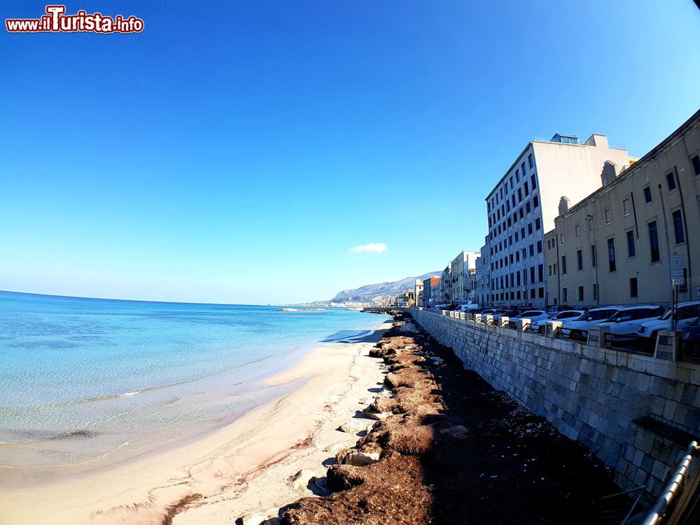 Immagine Il mare la spiaggia e le case del centro di Trapani in Sicilia