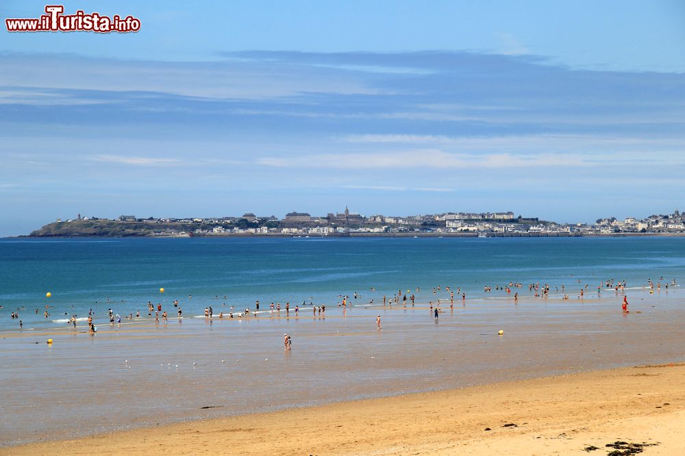 Immagine Il mare le la vasta spiaggia di Jullouville in Normandia, nord della Francia