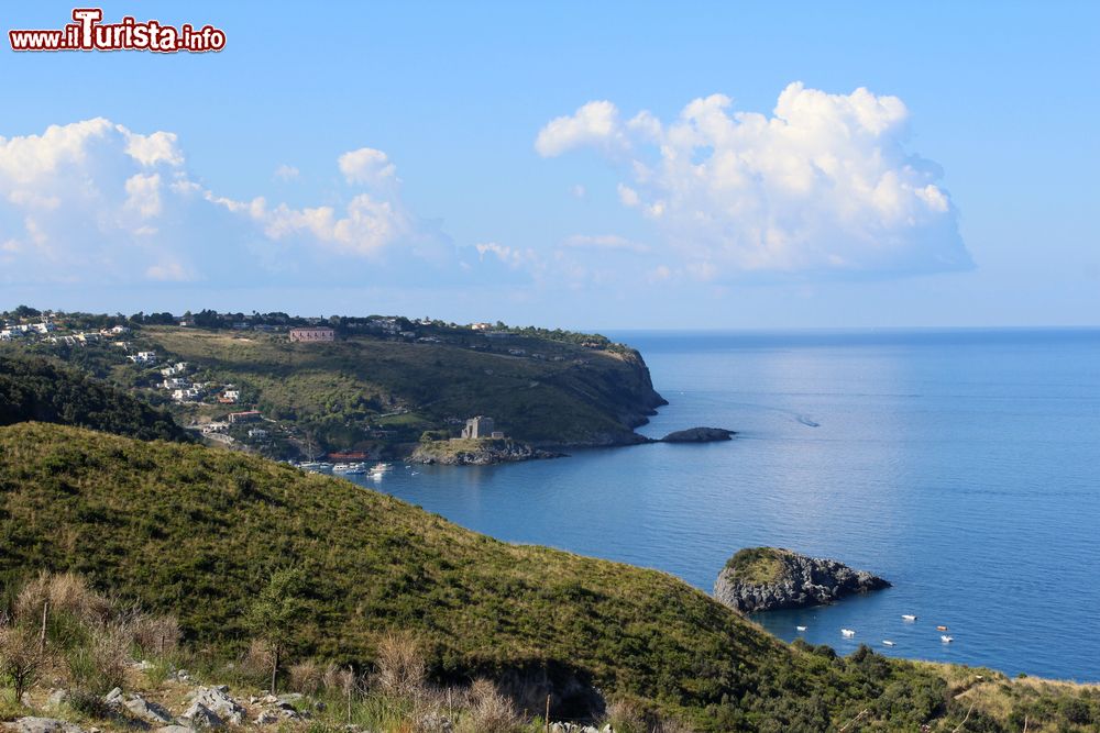 Immagine Il mare limpido che circonda l'isola di Dino vicino a Praia a Mare, in Calabria