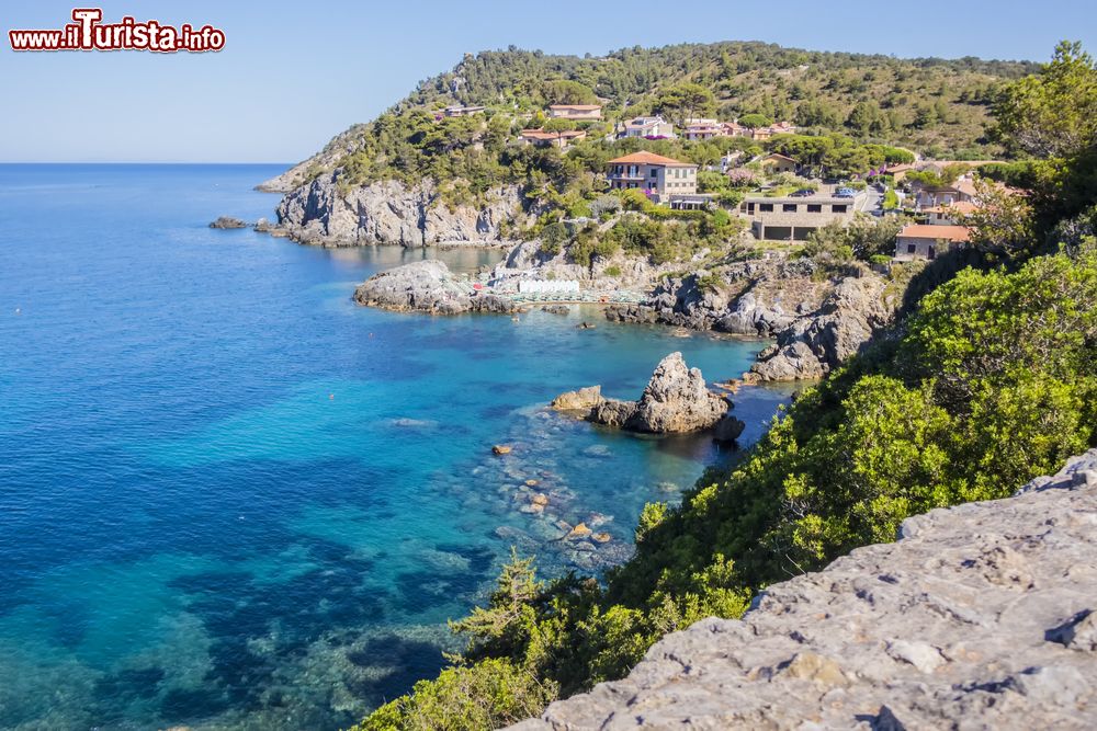 Immagine Il mare limpido della costa di Talamone in Toscana