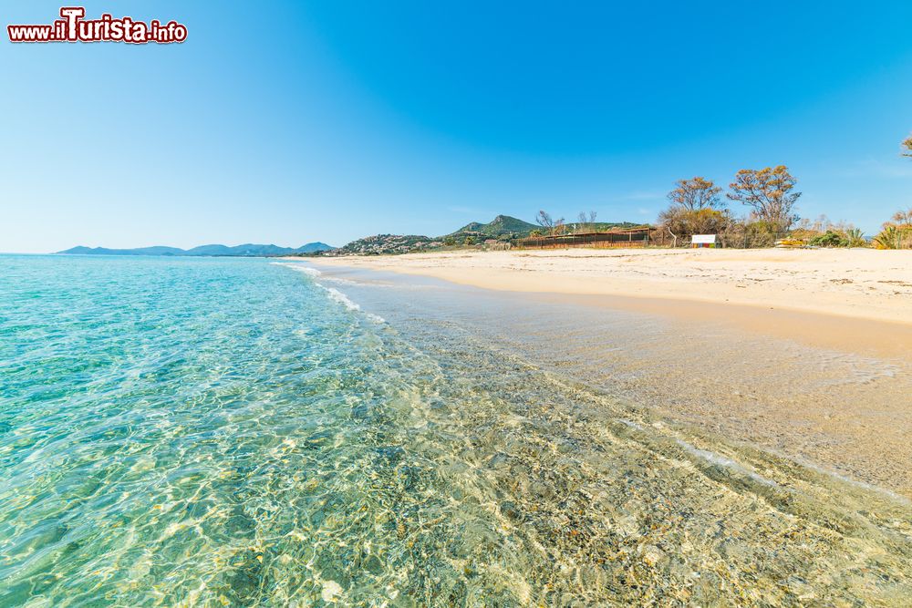 Immagine Il mare limpido della Sardegna lungo una bella spiaggia di Castiadas