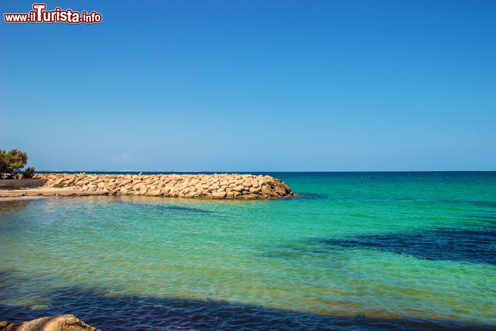 Immagine Il mare limpido della spiaggia di Mahdia, costa della Tunisia
