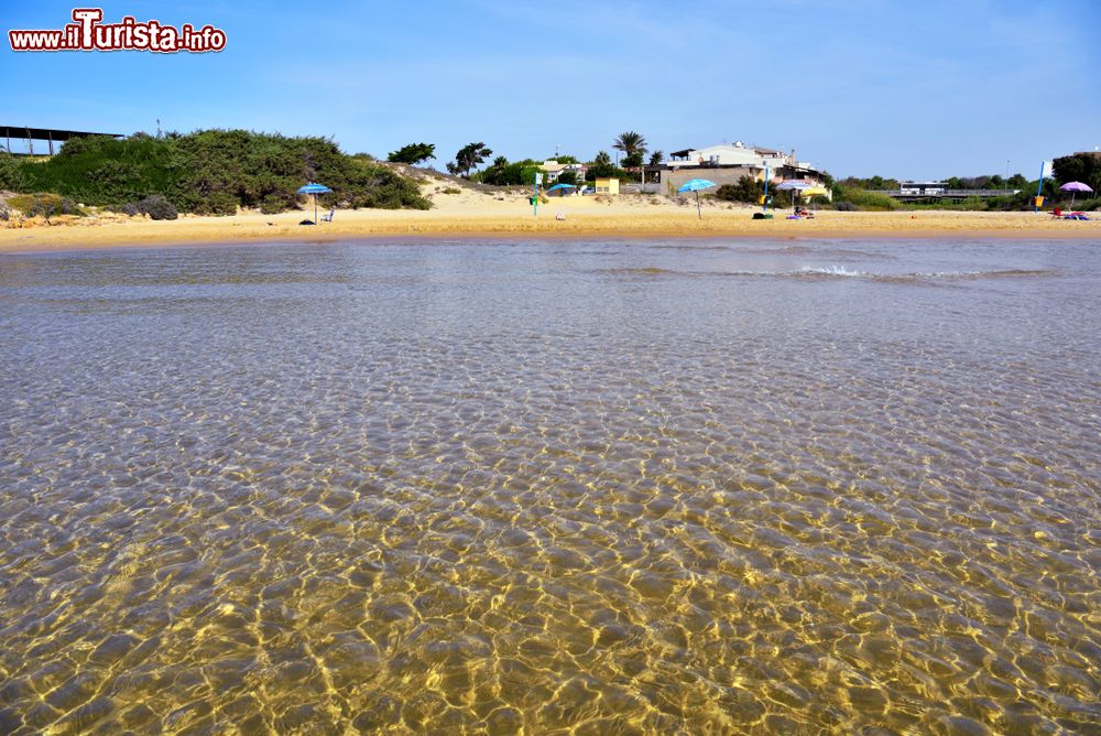 Immagine Il mare limpido della spiaggia di Punta Braccetto a Ragusa in Sicilia
