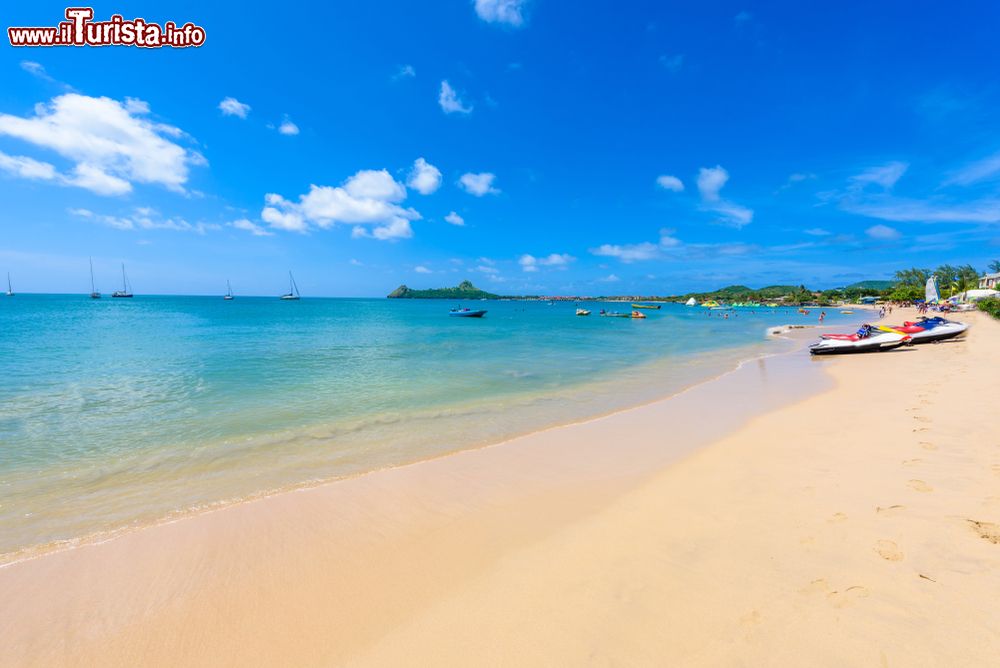 Immagine Il mare limpido della spiaggia di Reduit a Rodney Bay a Santa Lucia, Caraibi.