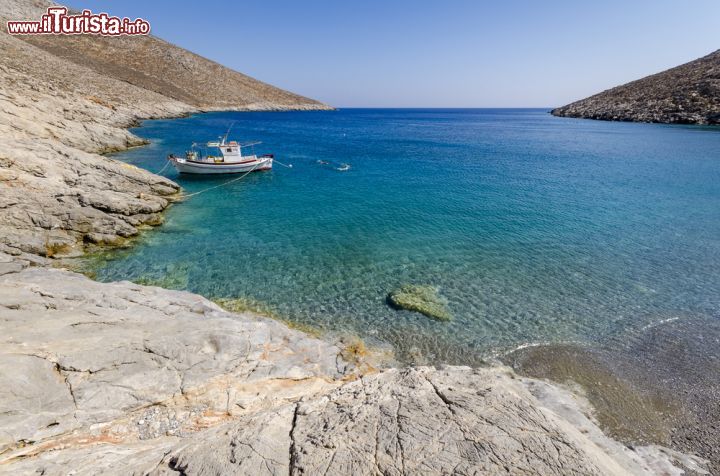 Immagine Il mare limpido di Kaminakia, rocce e spiaggia a Astypalea in Grecia.