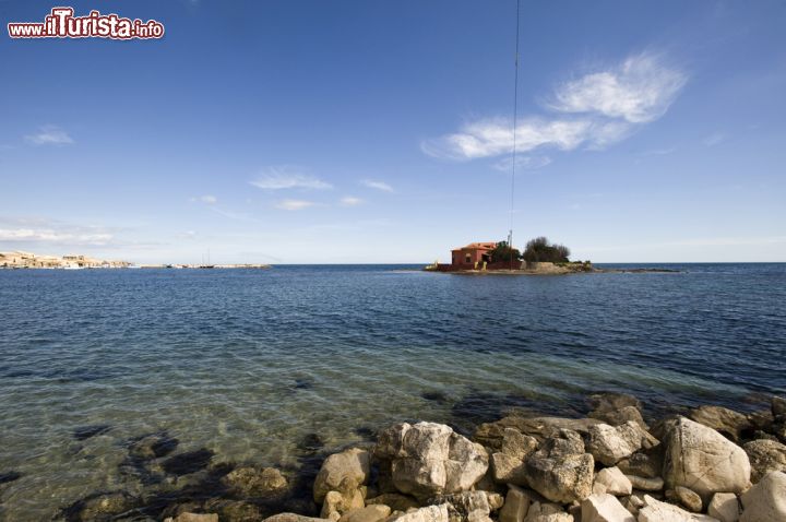 Immagine Il mare limpido di Marzamemi, Sicilia - Le acque cristalline del Mar Ionio: il borgo dei pescatori vi si tuffa grazie a due isolette che sembrano quasi accarezzare lo specchio marino © luigi nifosi / Shutterstock.com