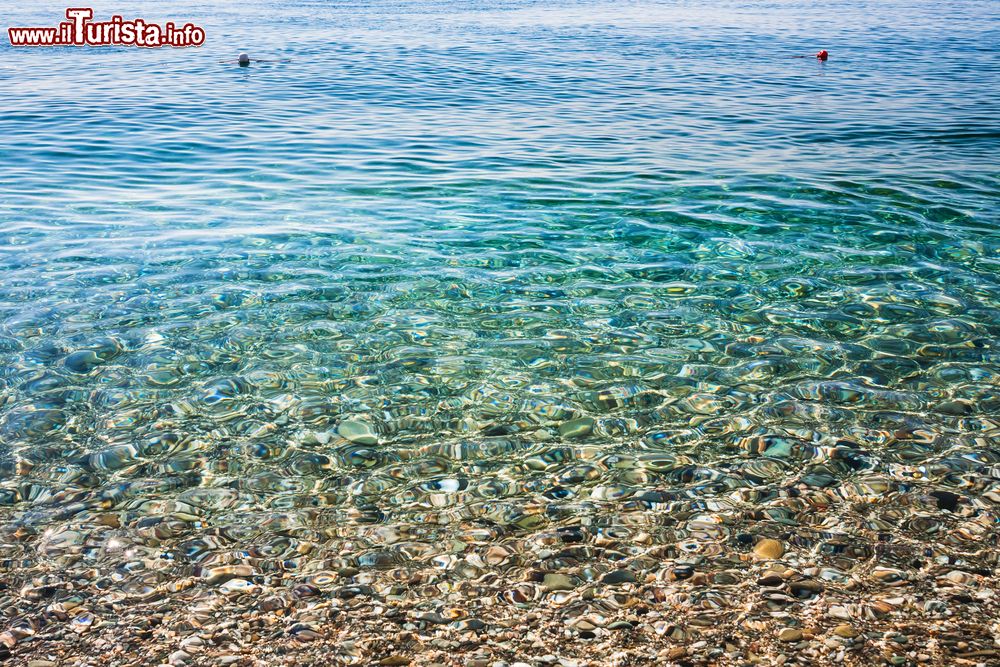 Immagine Il mare limpido di Spiaggia San Marco a Calatabiano in Sicilia, provincia di Messina.