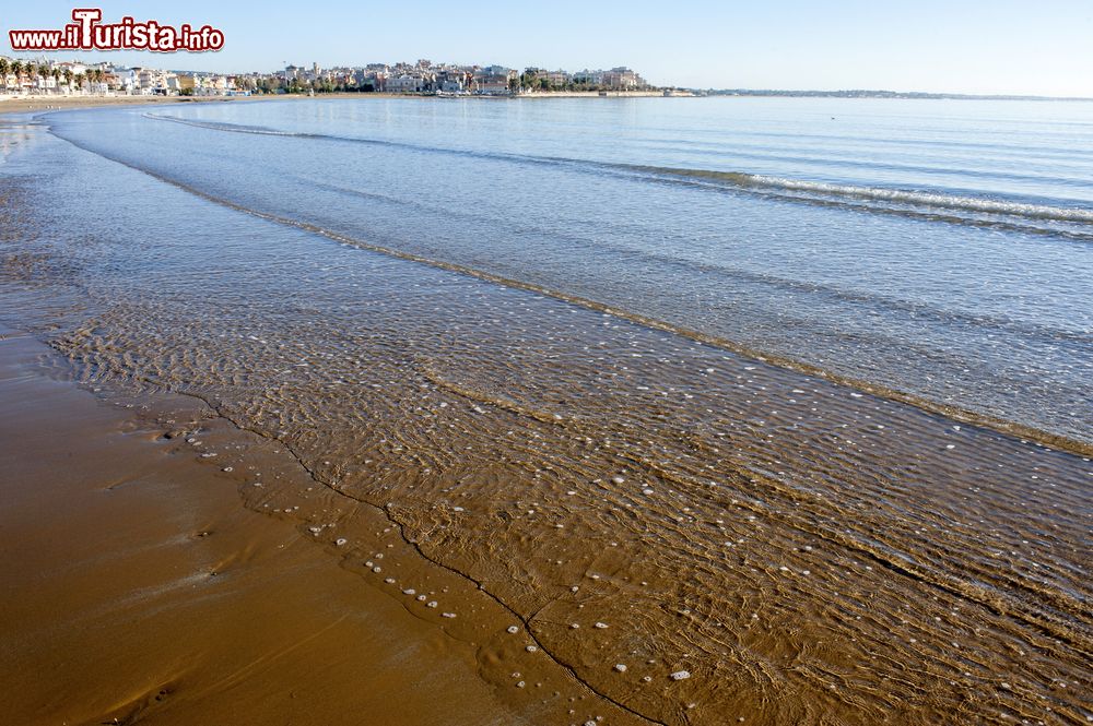 Immagine Il mare limpido di una spiaggia a Pozzallo in provincia di Raguda, Sicilia sud-orientale