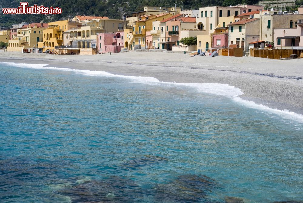 Immagine il mare limpido di Variggoti, Liguria Riviera di Ponente