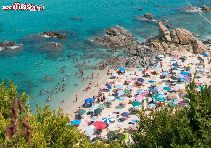 Immagine Il mare limpido di Zambrone e la sua bella spiaggia della Calabria. Siamo nel GOlfo di Sant'Eufemia, lungo la costa del mar Tirreno - © giovanni boscherino / Shutterstock.com