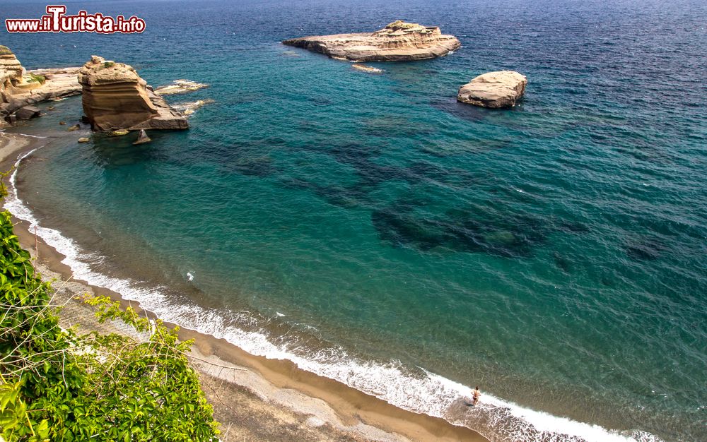 Immagine Il mare limpido e la bella spiaggia di Cala Nave a Ventotene, Isole Pontine