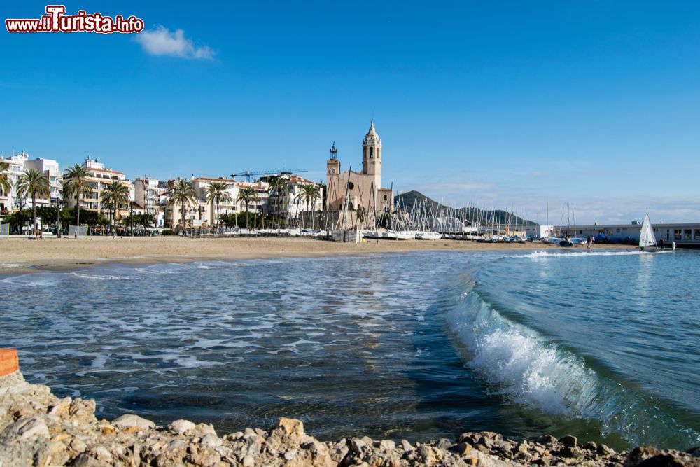 Immagine Il mare limpido e la spiaggia di Sitges in Spagna, siamo sulla costa della Catalogna