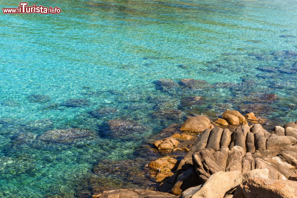 Immagine Il mare limpido e le rocce levigate della costa di Domus de Maria in Sardegna