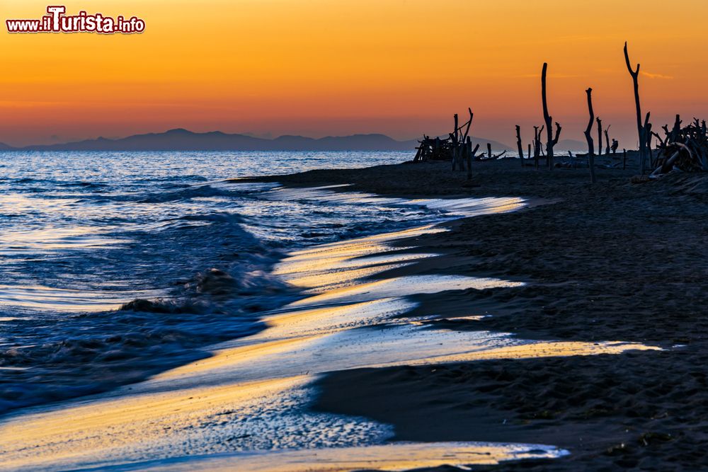 Immagine Il mare nei pressi della Marina di Alberese in Toscana, al tramonto