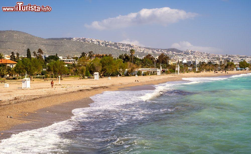 Immagine Il mare nei pressi el Porto del Pireo, siamo in Attica in Grecia - © ArtMediaFactory / Shutterstock.com