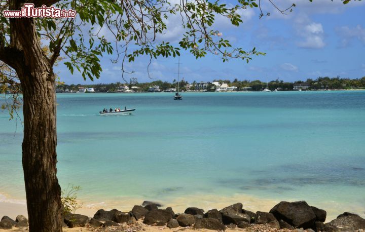 Immagine Mare piatto a Grand Baie, Mauritius - Le acque calme e tranquille di Grand Baie, baia raccolta a semicerchio larga circa 1 chilometro e mezzo e profonda altrettanto. E delimitata a ovest da La Pointe aux Canonniers e a est da Pointe Eglise © Pack-Shot / Shutterstock.com