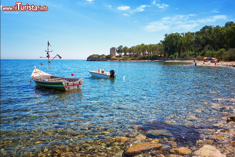 Immagine il mare pulito della Sardegna nella baia di Santa Margherita di Pula