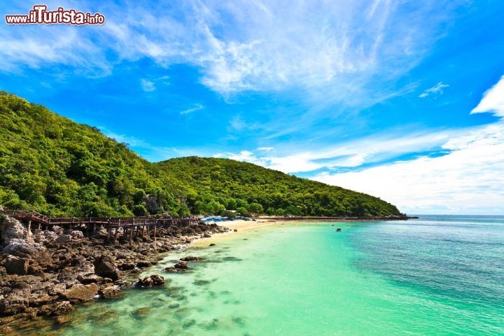 Immagine Il mare smeraldo della Thailandia: una spiaggi sull'isola di Koh Si Chang - © Niti Chuysakul / Shutterstock.com