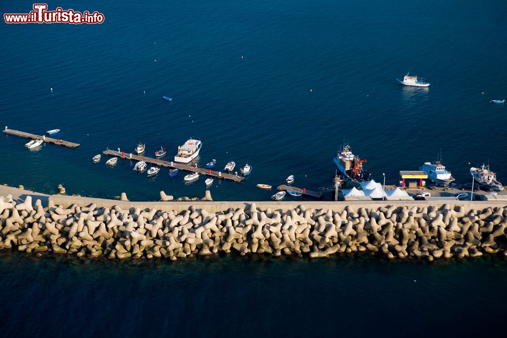 Immagine Il mare Tirreno e il molo di Sant'Agata di Militello, siamo in Sicilia