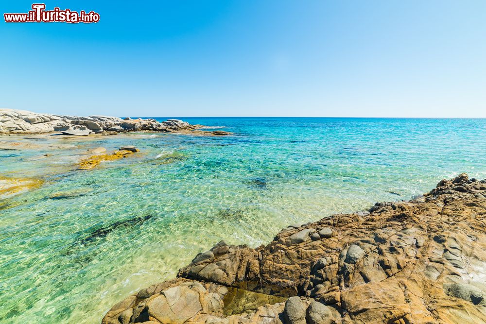 Immagine Il mare turchese alla spiaggia dello Scoglio di Peppino vicino a Castiadas in Sardegna