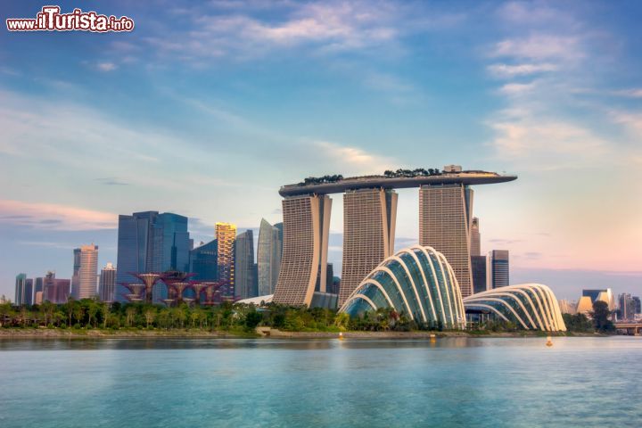Immagine Il Marina Bay Sands Hotel di Singapore, audace complesso architettonico che si presenta con 3 alte torri di 55 piani l'una ispirate a carte da gioco appoggiate fra di loro e collegate dal Sands SkyPark. Da qualunque lato lo si ammiri rappresenta una delle meraviglie urbanistiche della città - © anekoho / Shutterstock.com