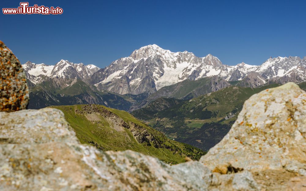 Immagine Il Massiccio del Monte Bianco fotografato dal Colle Tsa Seche sopra a Gimillan di Cogne in Valle d'Aosta.