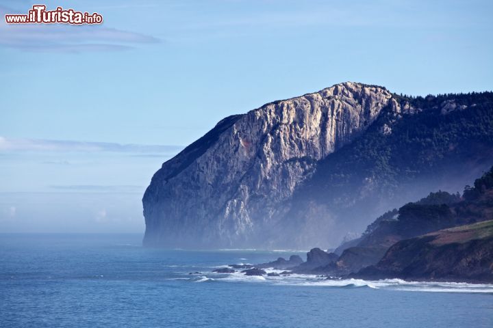 Immagine Il massiccio di Ogono una delle attrazioni paesaggistiche di Elantxobe nei Paesi Bassi (Spagna)