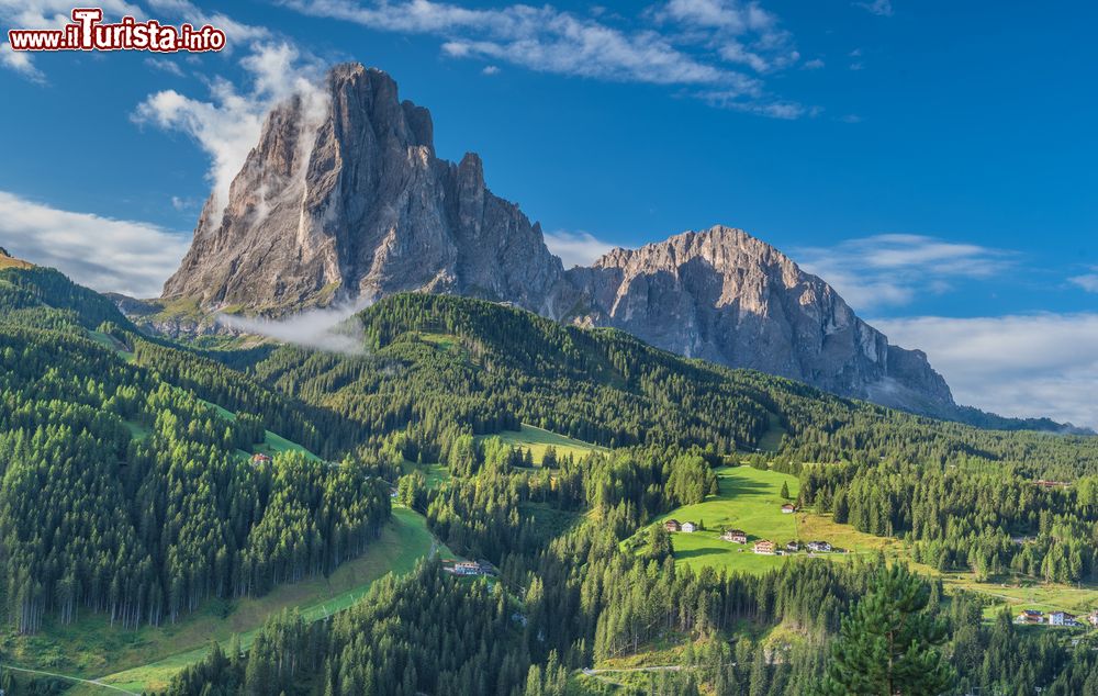 Immagine Il massiccio montuoso del Sassolungo visto da Santa Cristina in Val Gardena, Trentino Alto Adige. La sua vetta è stata raggiunta per la prima volta nell'agosto 1869.