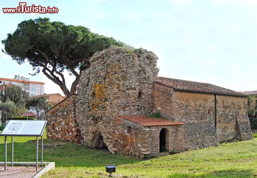 Immagine Il Mausoleo Romano di Caio Trebazio a Venturina Terme in Toscana - © AleMastro, CC BY 4.0, Wikipedia