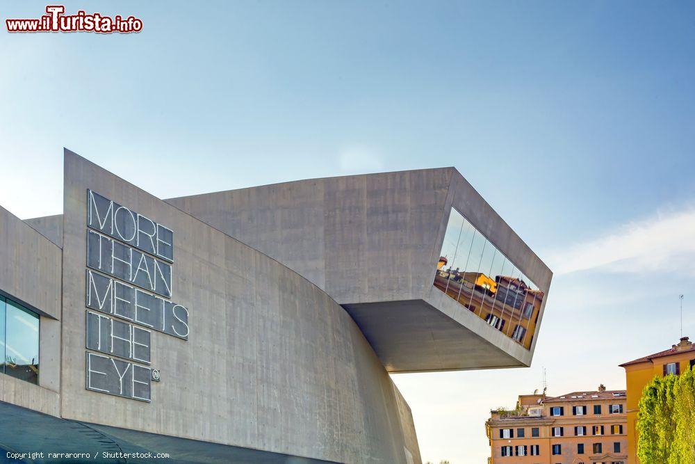 Immagine Il MAXXI ovvero Museo nazionale delle arti del XXI secolo è un museo con sede a Roma. Progettato dall'architetto inglese Zaha Hadid - © rarrarorro / Shutterstock.com