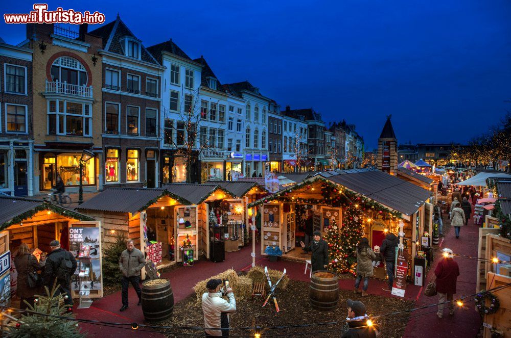 Immagine Il Mecatino di Natale galleggiante a Leiden in Olanda.