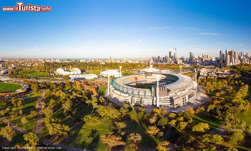 Immagine Il Melbourne Cricket Ground Stadium in una giornata d'autunno, stato di Victoria, Australia. Questo impianto sportivo polivalente può ospitare sino a 100 mila persone: è il più grande per capienza di tutta l'Australia e uno dei dieci di tutto il mondo - © FiledIMAGE / Shutterstock.com