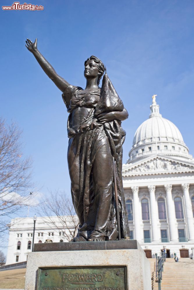 Immagine Il Memorial alle Donne davanti allo State Capitol Building di Madison, Wisconsin (USA).