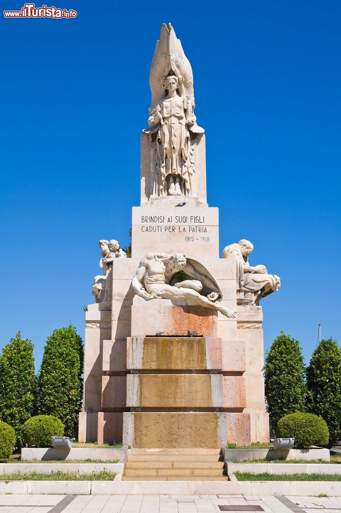 Immagine Il memoriale della guerra a Brindisi, Puglia. Si trova in Piazza Santa Teresa dove venne collocato nel 1940; realizzato dallo scultore brindisino Edgardo Simone con marmo bianco di Carrara e marmo rosso di Verona.