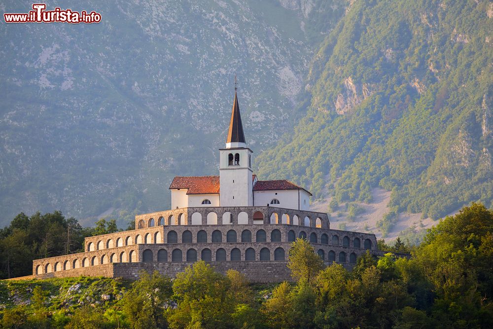 Immagine Il memoriale delle vittime della Grande Guerra a Caporetto in Slovenia.