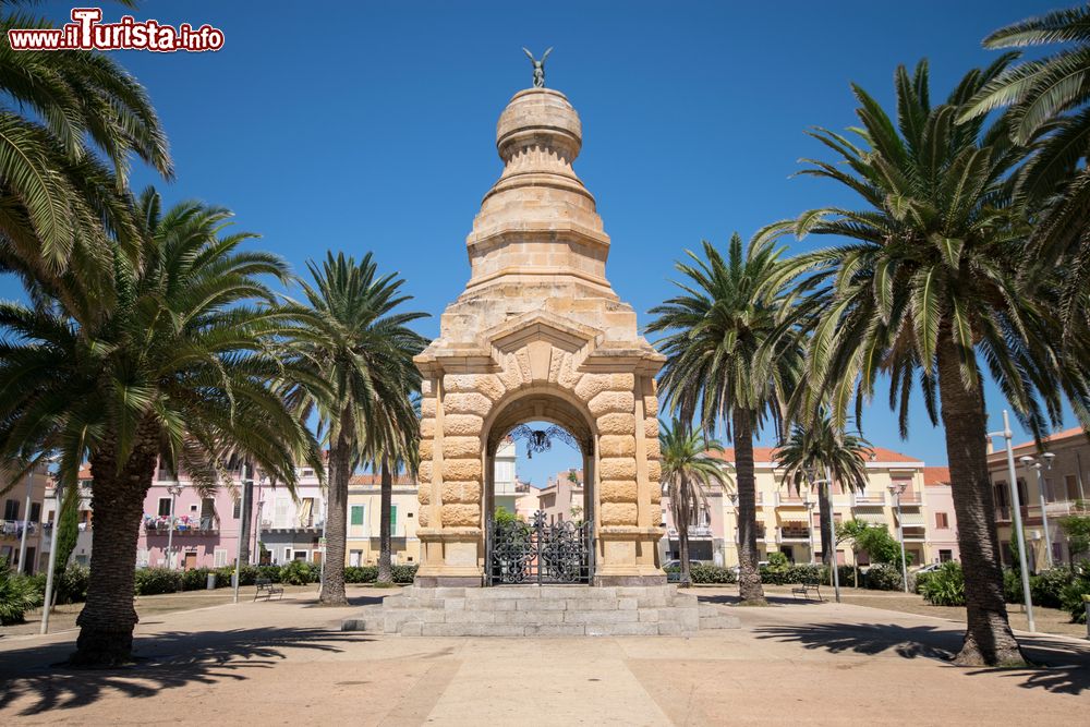 Immagine Il memoriale di guerra in centro a Carloforte, siamo sull'isola di San Pietro in Sardegna